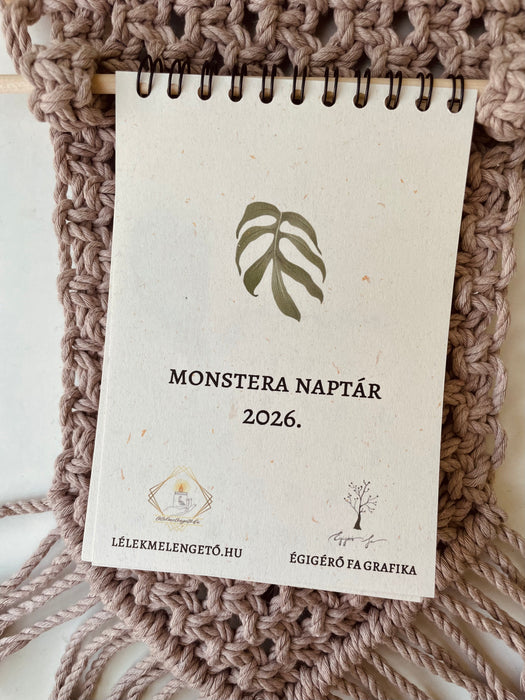Monstera Fali Naptár 2026 – Spirálozott, Kézzel Készült Makramé Tartóval