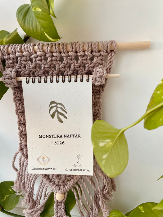 Monstera Fali Naptár 2026 – Spirálozott, Kézzel Készült Makramé Tartóval