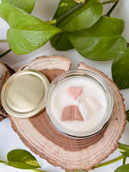 Könyvölelésben Gyertya // Lélekpulcsi illattal