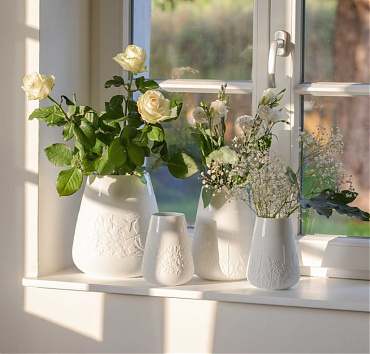 FLOWERS fehér porcelán váza - A scandishop.hu vázái közül igazán stílusos, finom és visszafogott darabokat találsz. Ez a képen például egy fehér, virágmotívumos darab, de színes, kisebb-nagyobb virágtartókat is találsz kínálatukban!