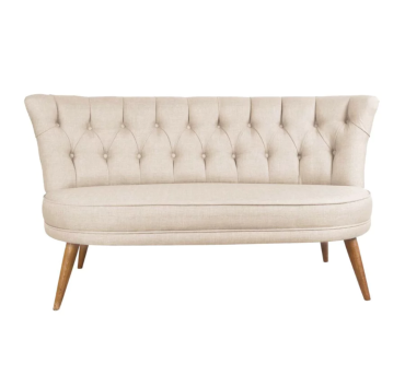 ALTADENA Chesterfield kanapé - Ez a kecses, krémszínű tűzött kanapé egy igazi klasszikus vonalvezetésű darab, mely kecses eleganciájával egy mai, klasszikus ihletésű szobában is megállná a helyét. Remek alap lehet az Art Deco és a Glamour kiegészítőkhöz is.