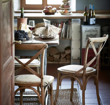 CROSS COUNTRY szék - A tömör szilfából, rattan üléssel készült székek remekül egyesítik a tradícionális formát és a modern trendeket. Egyszerre rusztikusak és légiesek, és pont ugyanúgy illenek egy vidéki stílusú konyhába, mint egy francia kis biszróba.